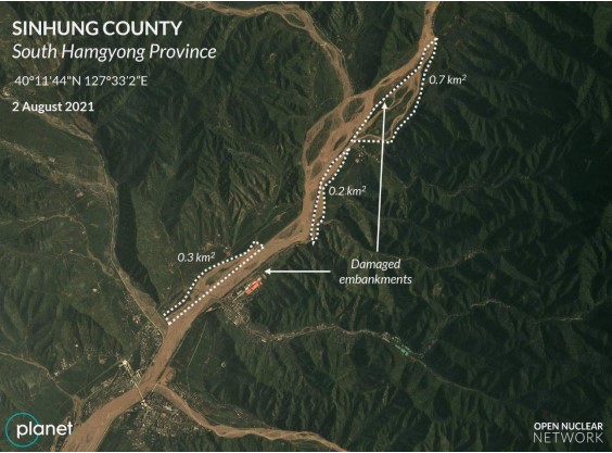 Flooding and damaged embankments north of the centre of Sinhung County